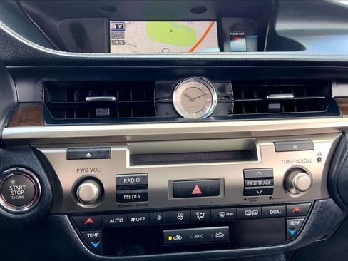 Used 2014 Lexus ES 350 w/ Luxury Package FWD image 35