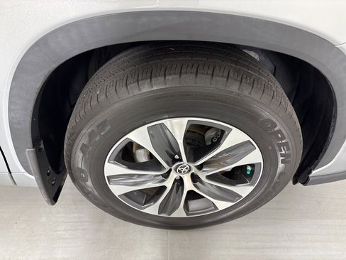 Used 2023 Toyota Highlander XLE image 11