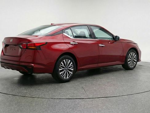 Used 2025 Nissan Altima 2.5 SV image 9