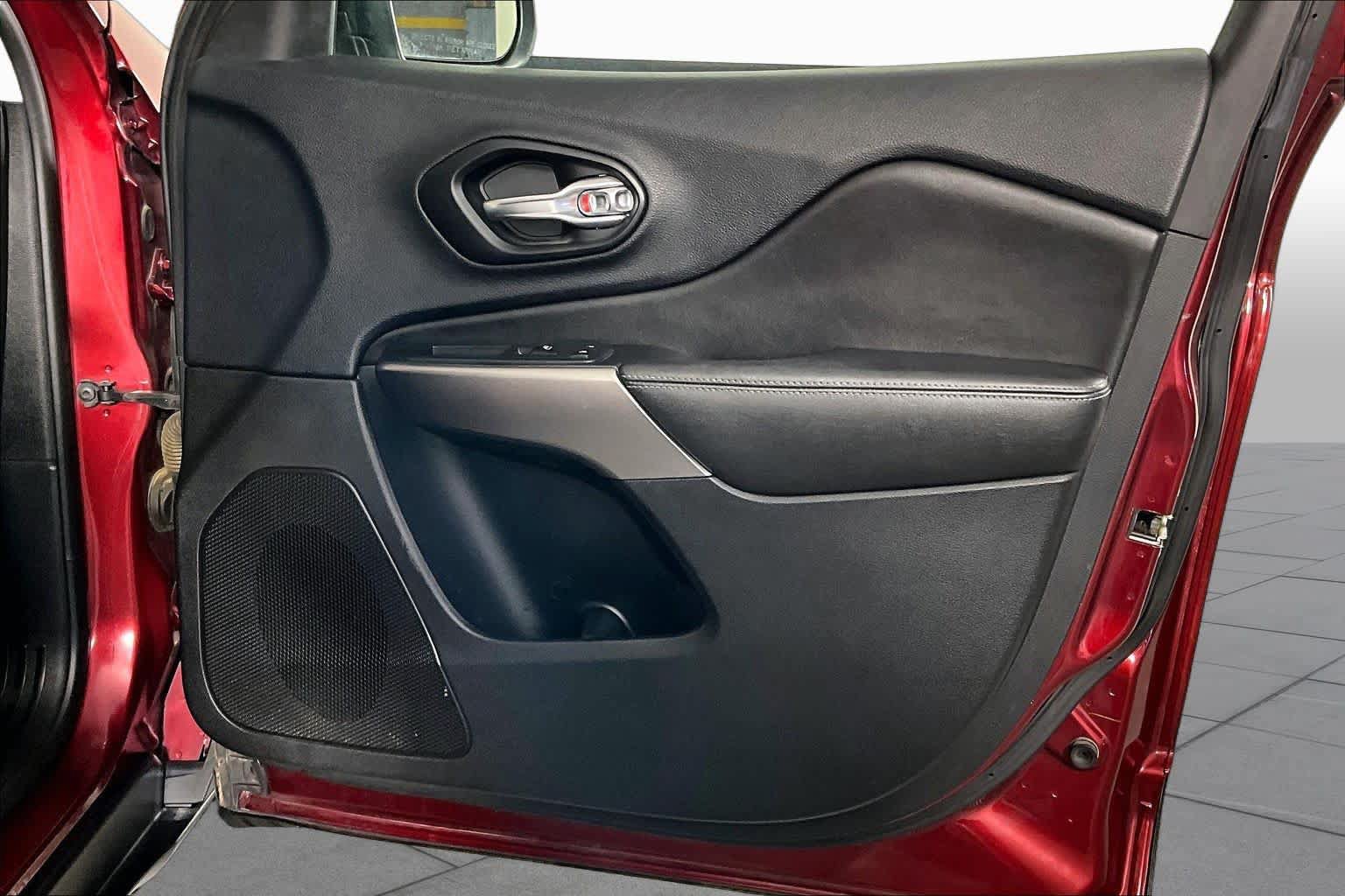 Used 2019 Jeep Cherokee Latitude w/ Popular Appearance Group FWD image 22