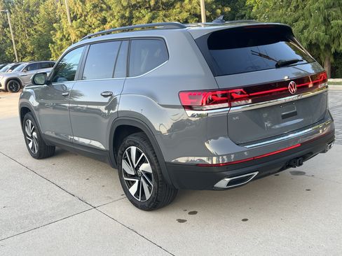 Used 2025 Volkswagen Atlas SE w/ Panoramic Sunroof Package FWD image 6