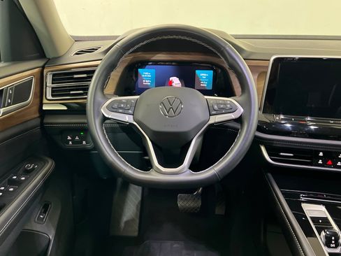 Used 2025 Volkswagen Atlas SE FWD image 12