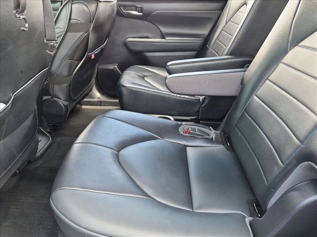 Used 2022 Toyota Highlander XLE FWD image 16