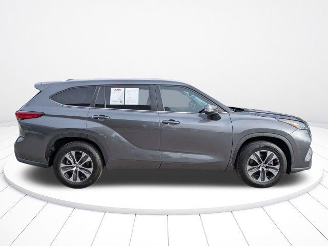 Used 2023 Toyota Highlander XLE FWD image 3