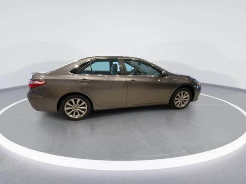 Used 2017 Toyota Camry XLE w/ Moonroof Package image 9