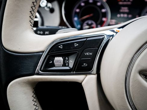 Used 2019 Bentley Bentayga image 19