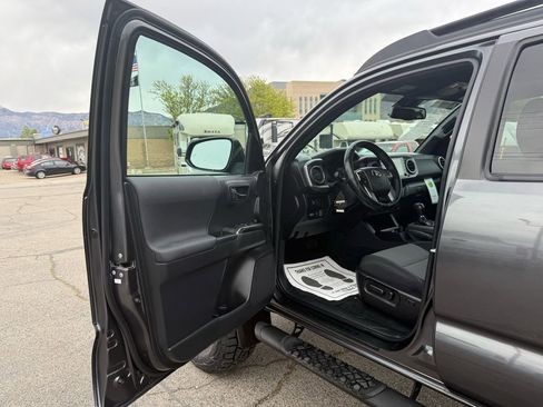 Used 2022 Toyota Tacoma TRD Sport w/ Technology Package AWD/4WD image 12