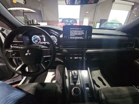 Used 2024 Mitsubishi Outlander SE Black Edition FWD image 5