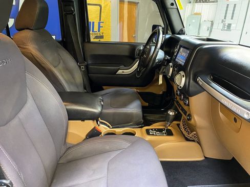 Used 2013 Jeep Wrangler Unlimited Rubicon w/ Connectivity Group AWD/4WD image 24