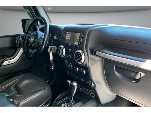 Used 2017 Jeep Wrangler Unlimited Rubicon w/ Connectivity Group AWD/4WD image 44