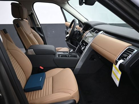 New 2025 Land Rover Discovery Metropolitan Edition AWD/4WD image 5