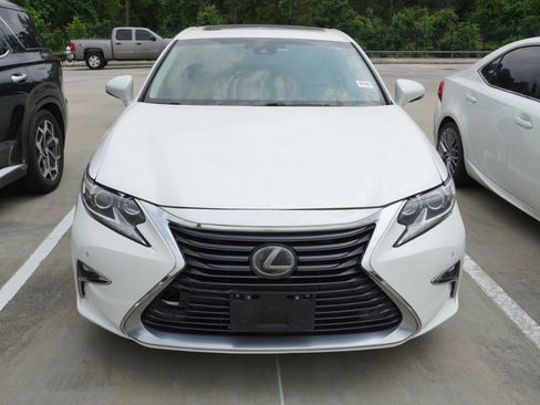 Used 2017 Lexus ES 350 w/ Luxury Package FWD image 3