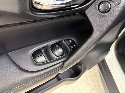 Used 2018 Nissan Rogue SV FWD image 21