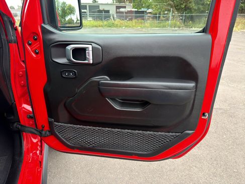 Used 2025 Jeep Wrangler Unlimited Rubicon AWD/4WD image 13