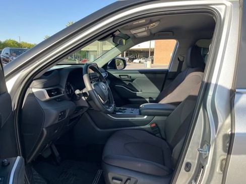 Used 2025 Toyota Highlander LE FWD image 10