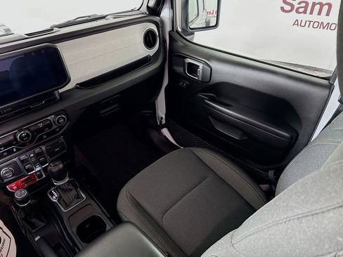 Used 2024 Jeep Wrangler Unlimited image 21