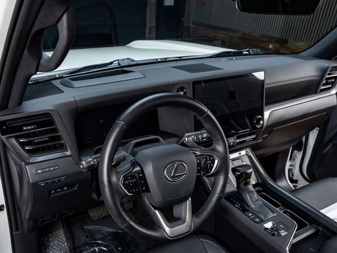 Used 2025 Lexus GX 550 w/ Accessory Package (2T) AWD/4WD image 17