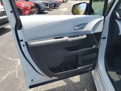 Used 2025 Toyota Sienna XLE FWD image 21