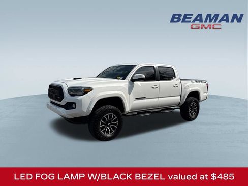 Used 2020 Toyota Tacoma TRD Sport w/ TRD Premium Sport Package AWD/4WD image 3