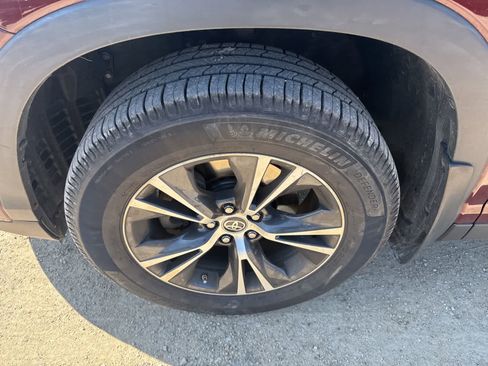Used 2019 Toyota Highlander LE AWD/4WD image 6
