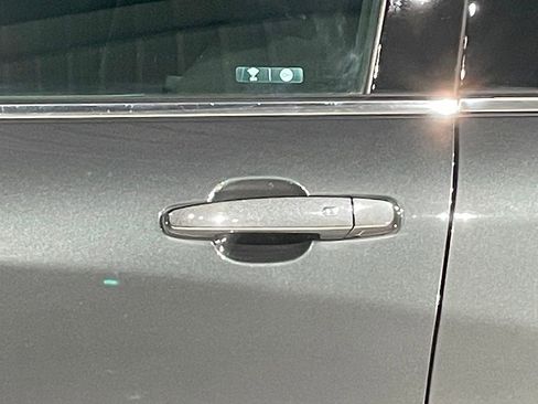 Used 2020 Chevrolet Equinox LT w/ LPO, Blackout Package image 17