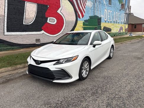 Used 2022 Toyota Camry LE image 2