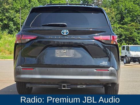 Used 2021 Toyota Sienna XLE w/ XLE Plus Package FWD image 3