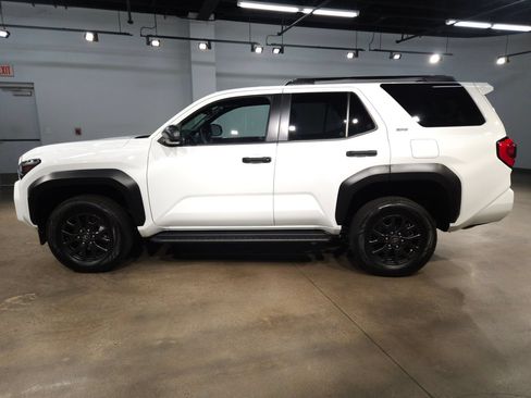 Certified 2025 Toyota 4Runner SR5 AWD/4WD image 4