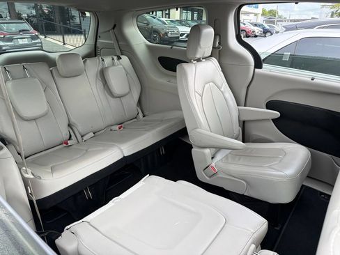 Used 2019 Chrysler Pacifica Touring-L FWD image 9