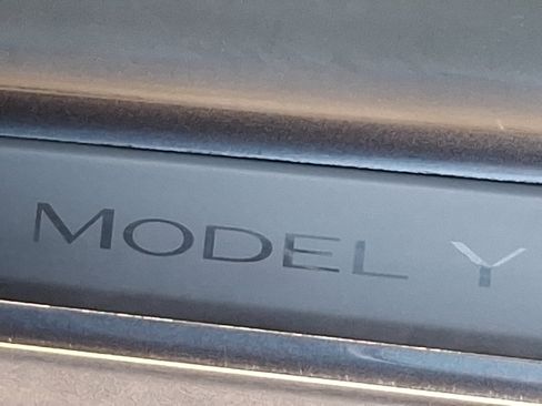 Used 2024 Tesla Model Y Long Range AWD/4WD image 29