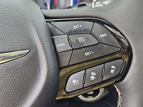 Used 2025 Chrysler Pacifica Limited FWD image 26