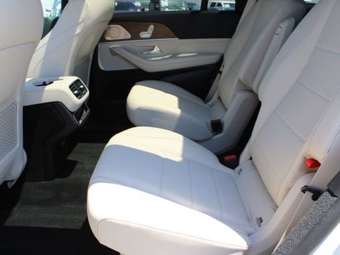 Used 2025 Mercedes-Benz GLS 450 4MATIC image 41