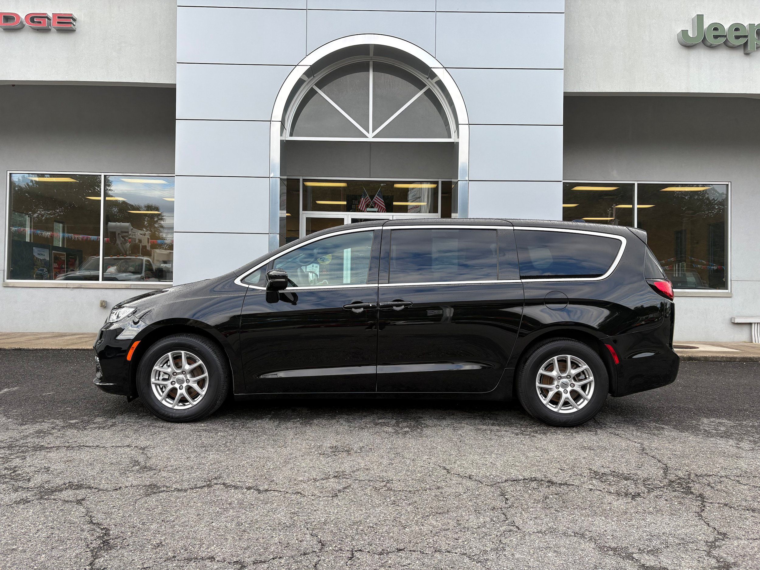 Certified 2025 Chrysler Pacifica Select FWD image 2