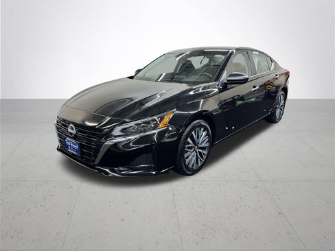Used 2025 Nissan Altima 2.5 SV FWD image 2