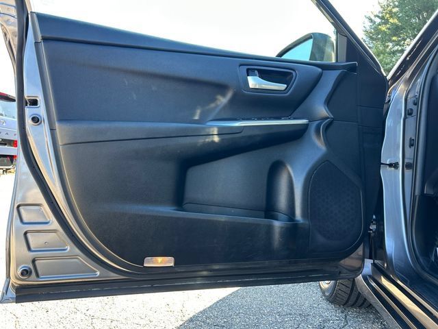 Used 2017 Toyota Camry SE w/ Moonroof Package FWD image 12