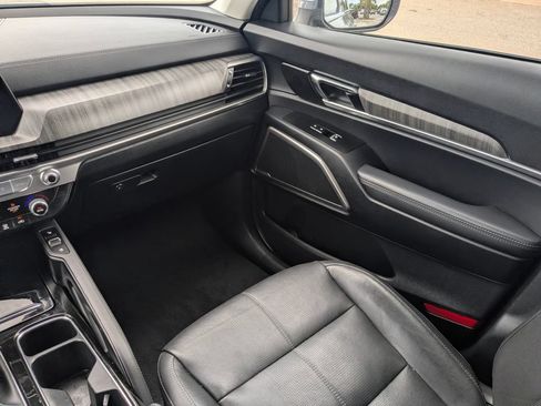 Used 2024 Kia Telluride EX w/ EX Captain's Chair Package FWD image 23