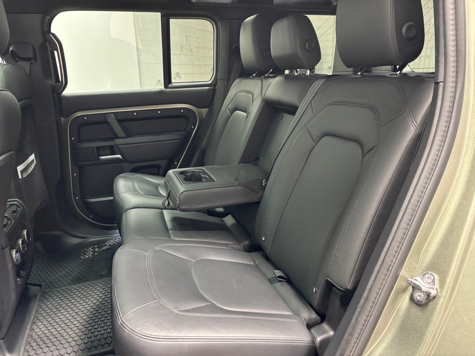 New 2025 Land Rover Defender 110 X-Dynamic SE AWD/4WD image 26