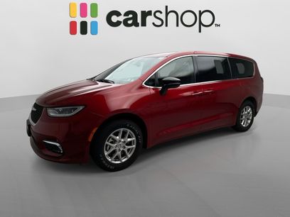 Used 2025 Chrysler Pacifica Select