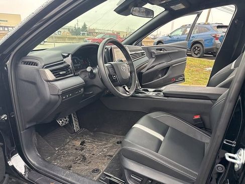 Used 2025 Toyota Camry SE image 9