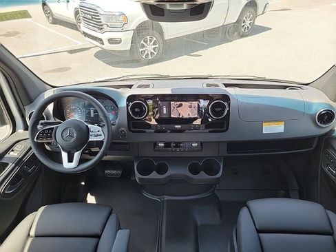 Used 2024 Mercedes-Benz Sprinter 2500 image 7