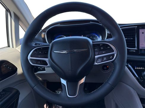 Certified 2023 Chrysler Pacifica Limited image 13