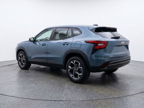Used 2025 Chevrolet Trax LT FWD image 6