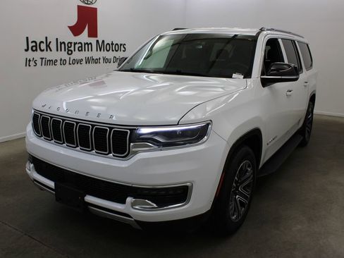 Used 2024 Jeep Wagoneer L Series II RWD image 2