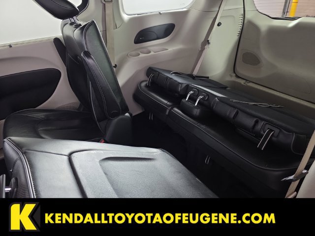 Used 2018 Chrysler Pacifica Limited w/ Advanced Safetytec Group FWD image 22