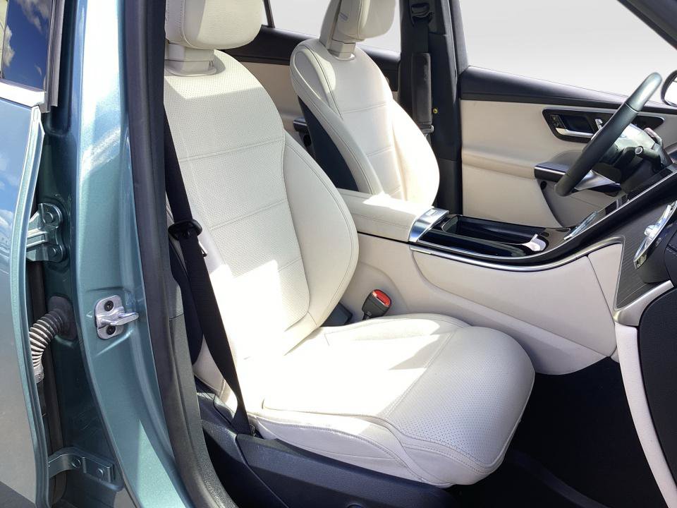 Used 2025 Mercedes-Benz GLC 300 4MATIC image 32
