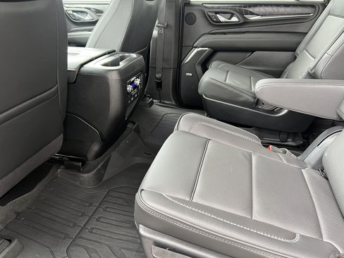 Used 2024 GMC Yukon XL Denali w/ Advanced Technology Package AWD/4WD image 17