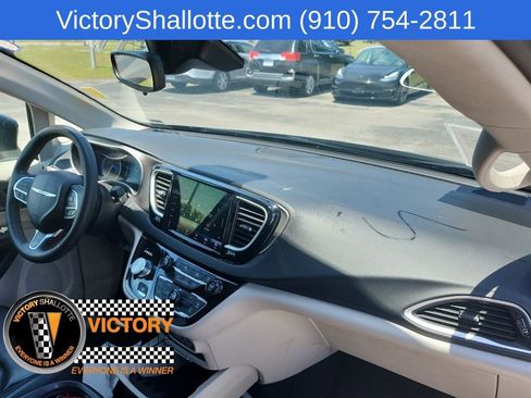 Certified 2023 Chrysler Pacifica Touring-L FWD image 35