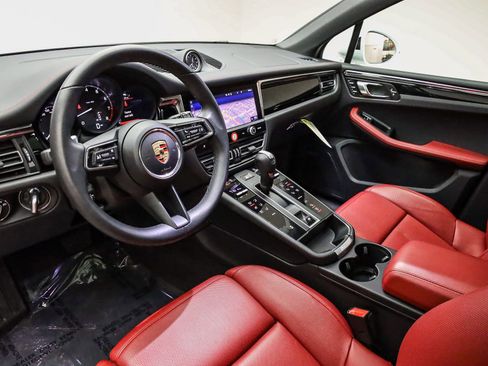 Certified 2025 Porsche Macan image 4