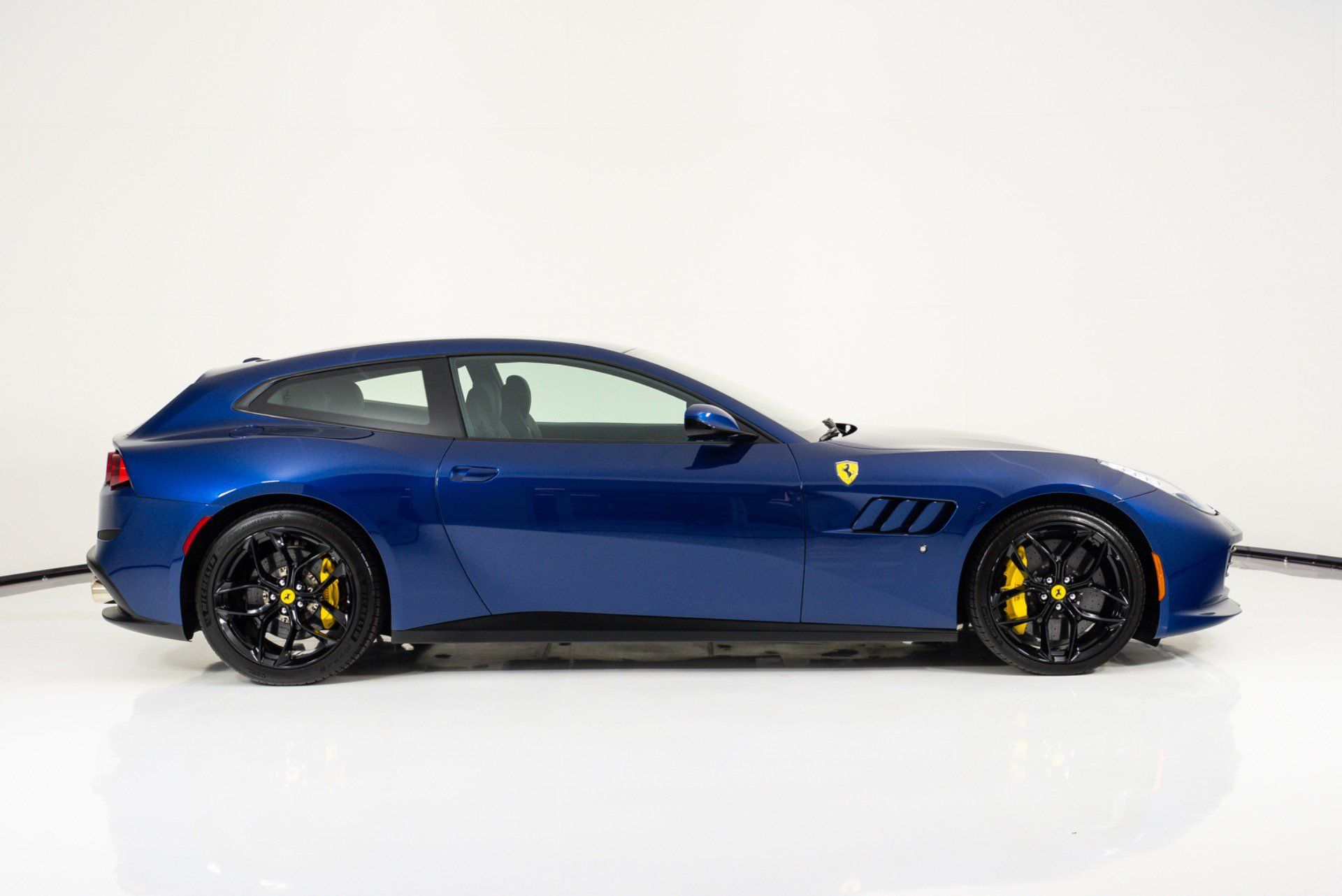 Used 2019 Ferrari GTC4Lusso T RWD image 2