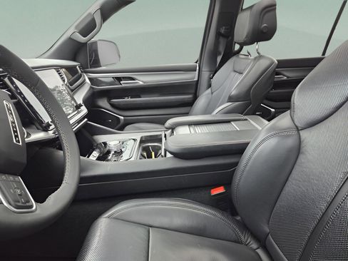 Used 2024 Jeep Wagoneer Series II image 29